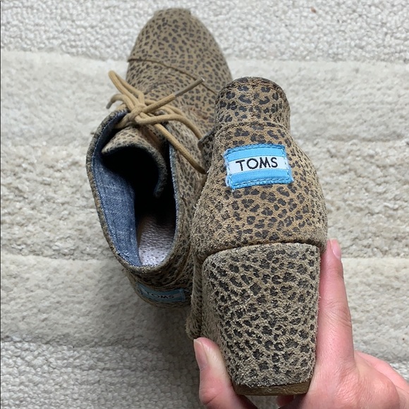 TOMS Leopard Wedges - Picture 3 of 4